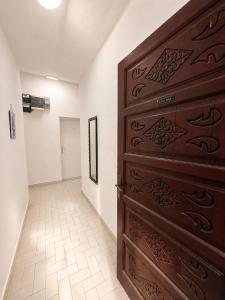 eine große Holztür in einem Zimmer mit Flur in der Unterkunft Aurra Studio in Budva