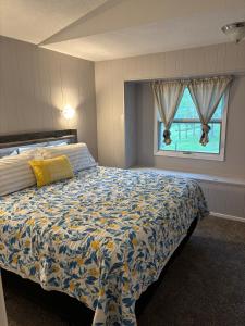 a bedroom with a bed and a window at Cedarwood Chateau in Cambridge