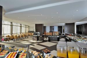 un ristorante con buffet in esposizione di Kenzi Solazur a Tangeri