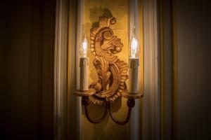uma luz com duas velas na parede em MAISON D'HÔTES "Bordeaux Wine Lodge" em Bordeaux