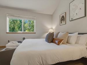 a bedroom with a large white bed with a window at Rainier Spa Cabin 7 Minutes to Park in Ashford +44 photos