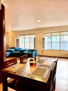 a living room with a table and a couch at Winston's Speakeasy & Inn in Pātan