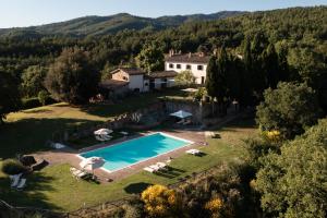an aerial view of a villa with a swimming pool at Agriturismo Podere Pietraluna in Città di Castello