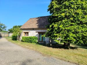 an old stone house next to a tree at Maison de campagne proche Giverny La Casita de Bemi in Bois-Jérôme-Saint-Ouen