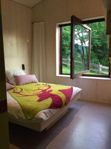 Un dormitorio con una cama con una manta de colores. en B&B La Mugletta, en Feriole