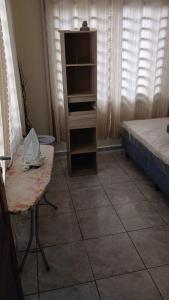 sypialnia z łóżkiem, krzesłem i komodą w obiekcie Mielichi w mieście Paramaribo
