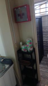 mała półka w rogu pokoju w obiekcie Mielichi w mieście Paramaribo +2 zdjęcia