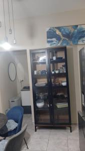 salon ze szklaną szafką z naczyniami w obiekcie Mielichi w mieście Paramaribo