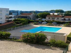 a swimming pool on the roof of a building at L'Etoile Biterroise - Location appartement de vacances - Béziers in Béziers