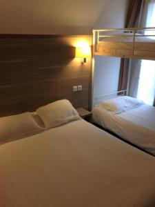 Säng eller sängar i ett rum på Hôtel Montana La Fayette - Paris Gare du Nord