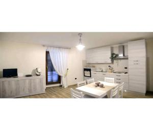 a kitchen and dining room with a table and chairs at La Piega in Collepardo +20 photos