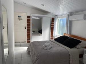 a bedroom with a bed with two teddy bears on it at Anitápolis central -apartamento com jardim in Annitapolis +21 photos