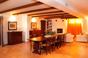 a dining room with a table and chairs at Appartamenti Il Granaio in Marina di Grosseto