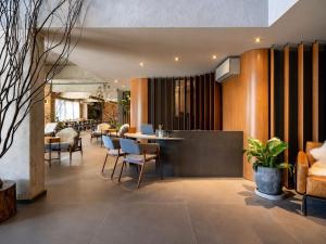 a lobby with chairs and a table in a building at Refúgio Boutique com Piscina Aquecida in Canela