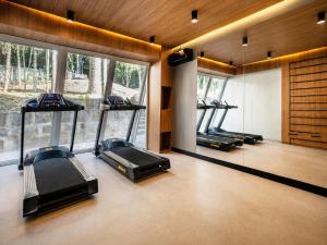 a gym with several treadmills in a room at Refúgio Boutique com Piscina Aquecida in Canela