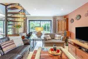 a living room with a couch and a tv at 2 Bed in Woodbridge oc-owls in Ufford