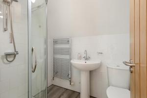 a white bathroom with a sink and a shower at 2 Bed in Woodbridge oc-owls in Ufford +25 photos