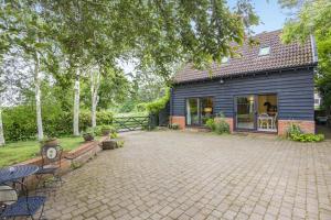 a home with a patio and a house at 2 Bed in Woodbridge oc-owls in Ufford