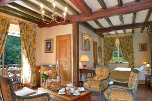 a living room with a bed and a table and chairs at Hostellerie de la Motte jean in Saint-Coulomb