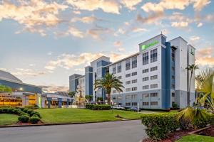 an image of an office building at Holiday Inn Orlando International Dr-ICON by IHG in Orlando