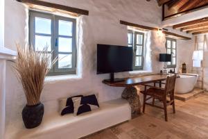 Televisor o centre d'entreteniment de Kriari forest & sea view luxury cottage