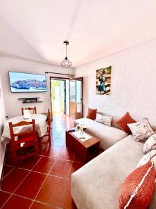 a living room with a couch and a table at Résidence Mdiq marsa - maison de vacances in M'diq