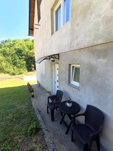 a patio with a table and chairs next to a building at Apartman Soldat in Šipovo