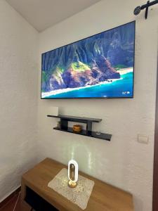 a flat screen tv hanging on a wall at Résidence Mdiq marsa - maison de vacances in M'diq