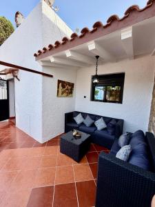 a living room with a couch and a table at Résidence Mdiq marsa - maison de vacances in M'diq