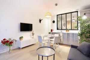 a kitchen and living room with a table and chairs at Rent a Room - Chenier B in Paris