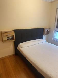 a bed with a black headboard in a bedroom at Pilgrims House II in Lourenzá