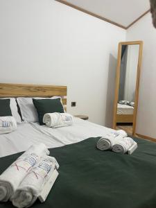 a bedroom with a bed with towels on it at Shenlik Cozy House in Chʼinchʼin