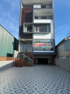 a building with a sign on the side of it at G7 Hotel in Quyền Hoành