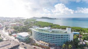 una vista aérea de un gran edificio junto al océano en Palasia Hotel en Koror