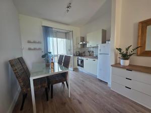una cucina con tavolo e sedie in una stanza di Pubble beach apartment a Fossacesia