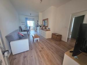 un soggiorno con un divano e un tavolo di Pubble beach apartment a Fossacesia