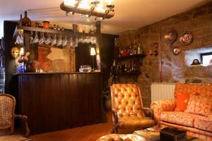 een woonkamer met een bank en een stoel bij Casa do Meio do Povo - Turismo de Habitação in Chaves