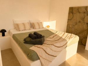 a bedroom with a bed with two towels on it at Pátio 38 do frade in Aldeia do Mato