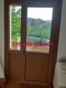 a door with a window with the words emigrada pikota on it at Eguzkitze Habitacion Rural Independiente in Abaltzisketa
