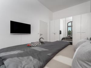 a room with a bed with a swan on it at "Sonnenstübchen" Apartment mit eigenem Parkplatz und WiFi in Magdeburg
