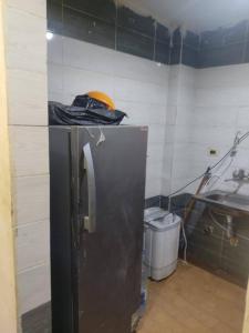 a black refrigerator in a room with a sink at Soukaina home in Sintrīs