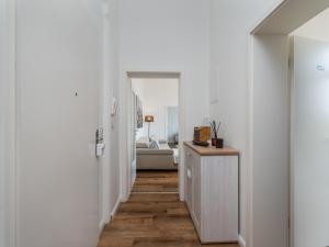 a hallway leading to a living room with white walls at "Sonnenstübchen" Apartment mit eigenem Parkplatz und WiFi in Magdeburg