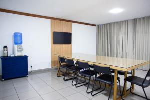 a conference room with a table and chairs at Petrolina Palace Hotel in Petrolina