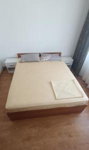 a bed in a room with a mattressvisorvisor at Dana in Piteşti