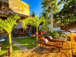 a resort yard with a bench and palm trees at Pousada Do Porto in Barreirinhas