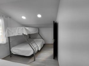 a bedroom with a bunk bed in a room at Rua de Galicia 2 in Ribeira