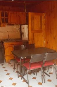 a kitchen with a table and chairs in a room at Cabañas Espacio Prana in Uspallata