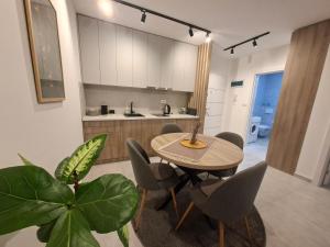 a room with a table and chairs and a kitchen at Silver 2 & SPA in Veliko Gradište