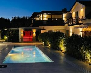 ein Swimmingpool vor einem Haus bei Nacht in der Unterkunft Lumax in Gryfice
