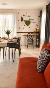 ein Wohnzimmer mit einem Tisch und ein Esszimmer in der Unterkunft Casa Aoi Ideal para empresas y grupos de trabajo in Pachuca de Soto